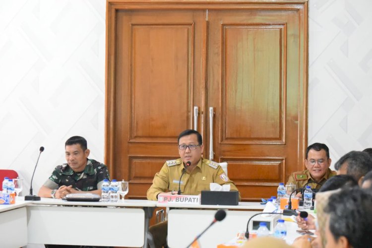Penjabat Bupati Banyuasin, Muhammad Farid, S.STP., M.Si, memimpin Rapat Teknis Pengendalian Inflasi Daerah bersama Tim Pengendalian Inflasi Daerah (TPID) yang berlangsung di Ruang Rapat Guest House Rumah Dinas Bupati Banyuasin/ist