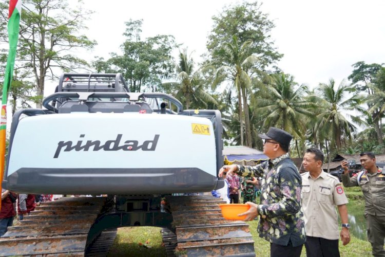 Penjabat Bupati Banyuasin, Muhammad Farid, melakukan penyerahan bantuan excavator serta panen ikan patin di Kampung Perikanan Budidaya Patin yang terletak di Desa Sungai Rengit, Kecamatan Talang Kelapa/ist