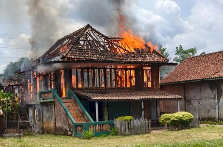 Diduga konsleting listrik, satu rumah panggung milik Juni Amansyah hangus terbakar/ist
