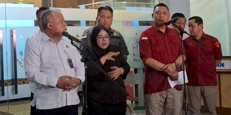 Kepala Pusat Penerangan Hukum (Kapuspenkum) Kejagung Harli Siregar (kiri) dan Direktur Penyidikan Jampidsus Abdul Qohar (kanan) keduanya sama-sama berdiri di depan pengeras suara dalam jumpa pers di Kejaksaan Agung, Jakarta Selatan pada Rabu malam, 23 Oktober 2024./RMOL