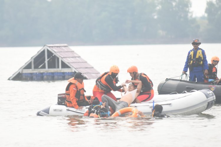 Petugas saat melakukan simulasi penyelamatan korban banjir. (ist/rmolsumsel.id) 
