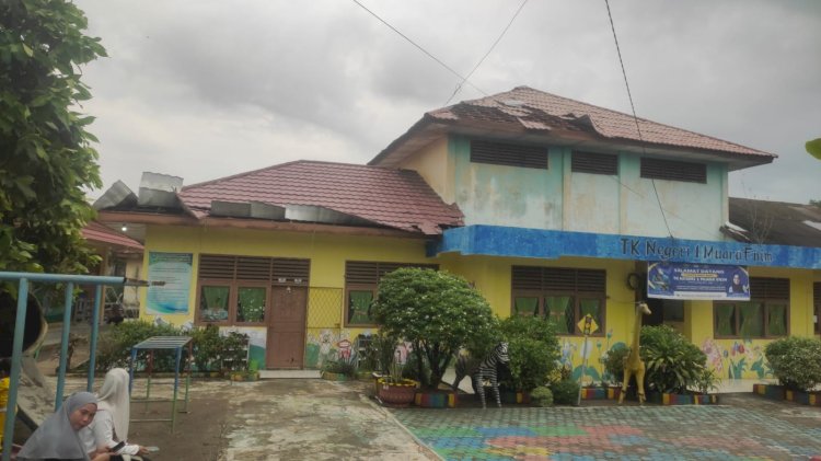 Tampak bagian atap gedung TK Negeri 1 Muara Enim bolong setelah atapnya hilang diterjang angin puting beliung. (Handout)