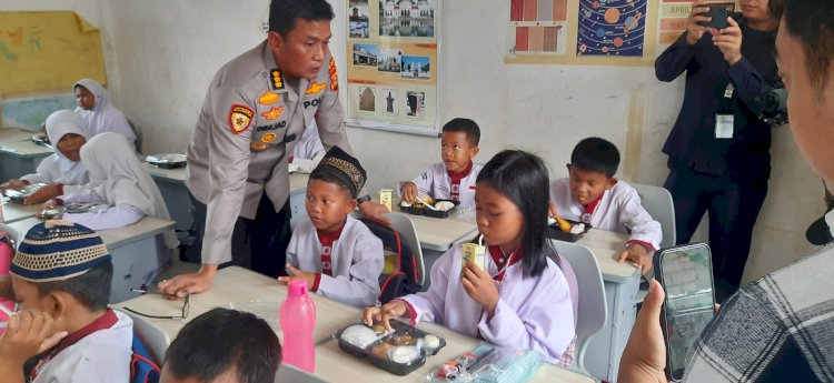 Uji coba makan siang gratis di SDN 145 Palembang yang diimplementasikan Polda Sumsel .(Fauzi/RMOLSumsel.id)