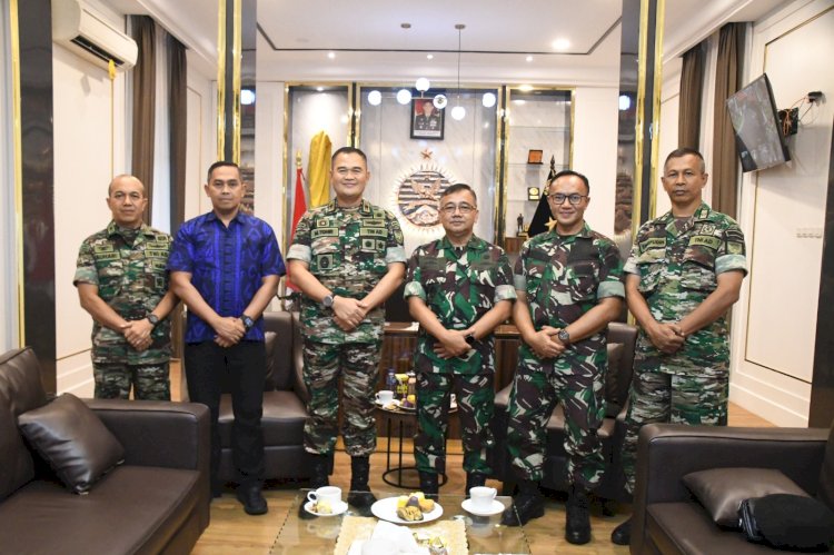 kunjungan silaturahmi Kepala Oditurat Militer (Otmil) I-05 Palembang Kolonel Laut (H) M. Muchlis ke Danrem 044/Gapo Brigjen TNI Muhammad Thohir , Jumat (26/10).(Handout)