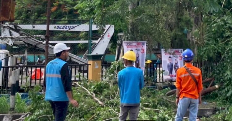 Petugas PLN tengah melakukan pemulihan listrik pasca puting beliung (Humas PLN)