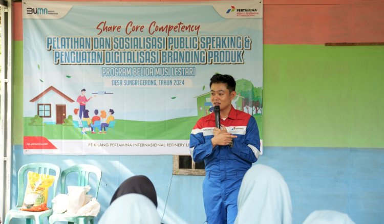 Pelatihan Public Speaking bersama praktisi Public Speaking yang juga Pjs Area Manager Kilang Pertamina Plaju Perliansyah/Foto: Maya Hasan
