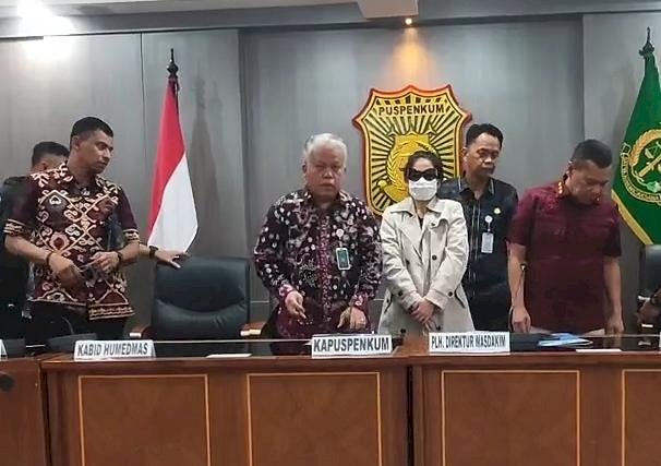 Alnaura Karima Pramesti (kenakan kacamata dan masker), selebgram asal Palembang, Sumatera Selatan ditangkap Kejaksaan Tinggi (Kejati) Sumsel setelah masuk dalam DPO (Daftar pencarian orang) kasus penipuan investasi bodong/Puspen Kejagung
