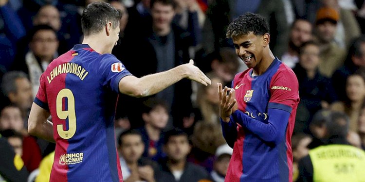 Robert Lewandowski dan Lamine Yamal merayakan gol ke gawang Real Madrid/Net
