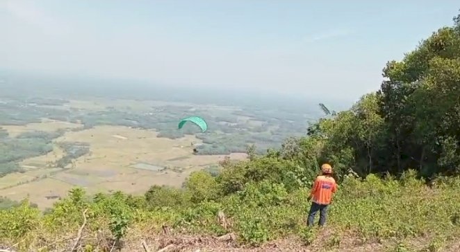 Paralayang di Bukit Gatan/ist