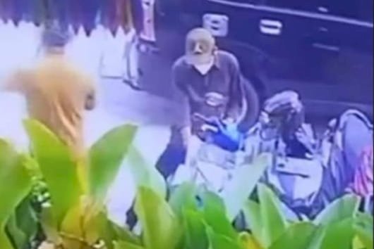 Aksi pelaku terekam kamera CCTV saat membawa motor korban/repro