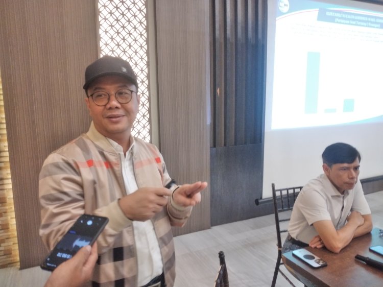 Founder Konsepindo Veri Muklis Arifuzaman saat menjelaskan kepada wartawan, Minggu (27/10). (Dudy Oskandar/RMOLSumsel.id)