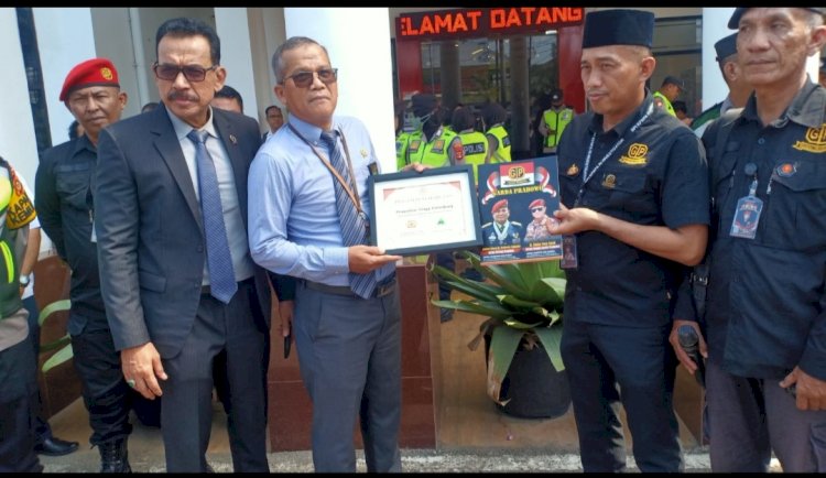 Aksi damai massa yang tergabung dalam Serikat Pekerja PT SKB dan Ormas Garda Prabowo melakukan aksi di Pengadilan Tinggi Palembang pada Senin (28/10) pagi. (Denny Pratama/RMOLSumsel.id)