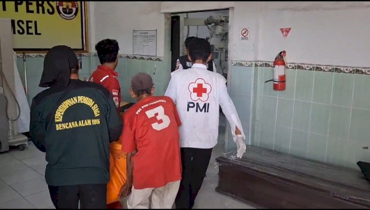Petugas PMI kota Palembang saat mengevakuasi jenazah tukang becak ke RS Bhayangkara M Hasan Palembang, Senin (28/10). (Fauzi/RMOLSumsel.id)