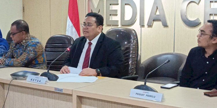 Ketua Bawaslu RI, Rahmat Bagja (tengah), dalam jumpa pers di Kantor Bawaslu RI, Jalan MH Thamrin, Gondangdia, Menteng, Jakarta Pusat, Senin, 28 Oktober 2024/RMOL