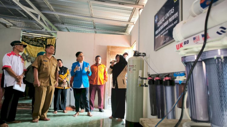 KEMILAU Unitas (Keramik Membran Inovasi Lokal dan Unggul) saat memproduksi air bersih dari gambut di Kabupaten Banyuasin. (Handout)