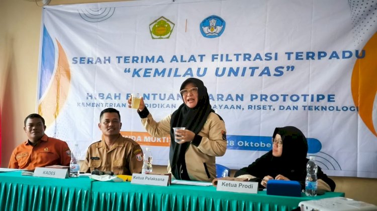 Ketua Program Studi (Prodi) Teknik Kimia, Surya Hatina saat memberikan edukasi kepada masyarakat. (ist/rmolsumsel.id) 