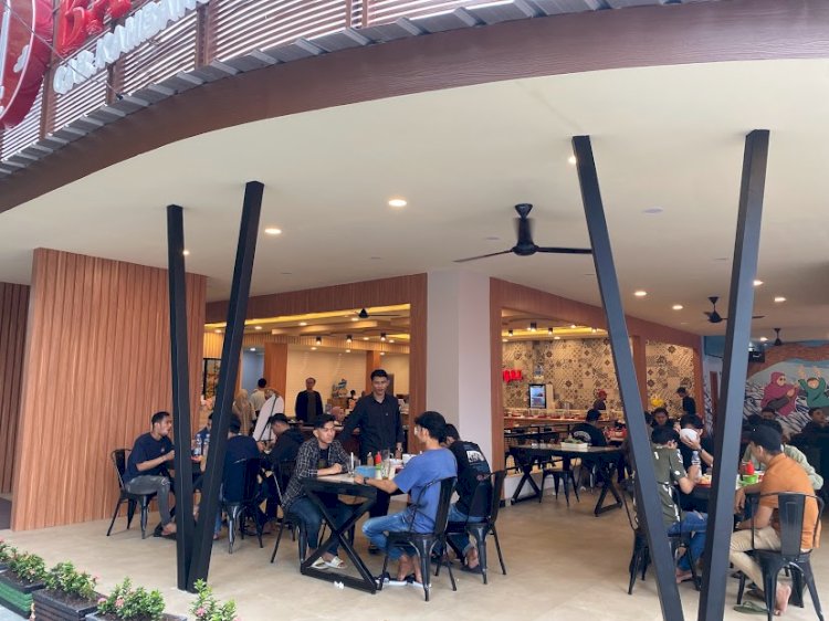 pengunjung bakso malang kambang iwak tengah menikmati menu bakso malang (Handout)