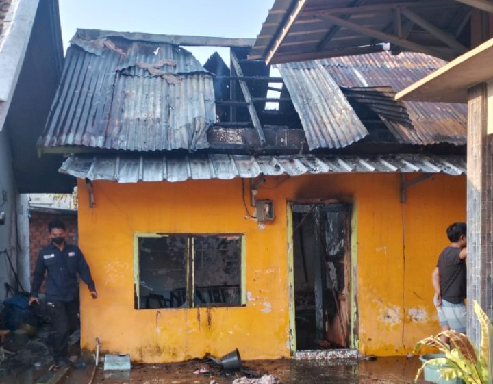Kondisi rumah  yang terbakar di Jalan DI Panjaitan, Lorong Pahlawan I, Kelurahan Bagus Kuning, Kecamatan Plaju Palembang terbakar, Rabu (30/10) sekitar pukul 05.00 WIB. (Denny Pratama/RMOLSumsel.id)