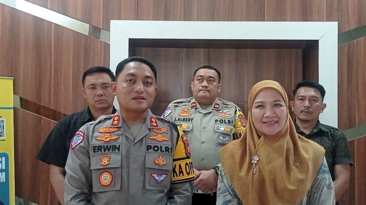 eterangan pers AKBP Erwin Aras,Ketua DPRD Pagar Alam Jenny Sandia mengenai kesepakatan damai antara jajaran Satlantas dengan anggota DPRD Hanura Ilham Musnaini. (Handout)