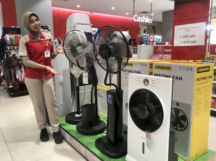  Petugas Ace Hardware Palembang Square memperlihatkan kipas angin uap yang laris manis (Maya Hasan/RMOLSumsel.id)