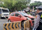 Pengemudi Mengantuk, Mobil Honda Brio Tabrak Pembatas Jalan