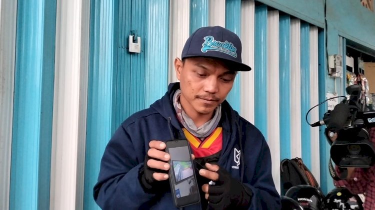 Korban Agung Hidayat menunjukkan bukti rekaman CCTV saat pelaku mengambil motor beserta paket barang yang belum sempat diantar. (Fauzi/RMOLSumsel.id)