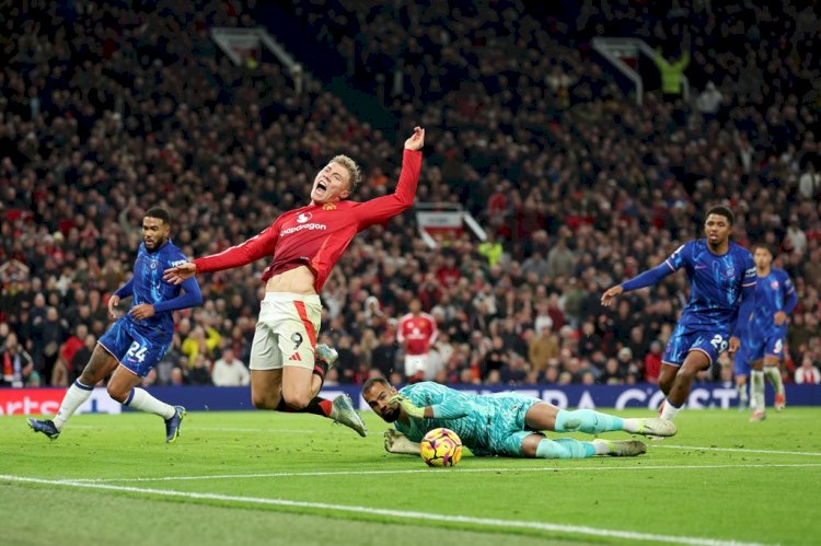 Striker MU Rasmus Hojlund terjatuh di kotak penalti/net