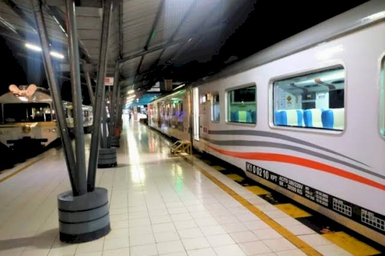 Kereta api penumpang di Stasiun Kertapati. (ist/rmolsumsel.id) 
