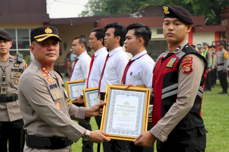 Kapolres Muara Enim, AKBP Jhoni Eka Putra memberikan penghargaan kepada personel berprestasi. (ist/rmolsumsel.id) 
