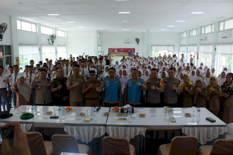 Biro SDM Polda Sumsel sosialisasi rekrutmen Bakomsus di salah satu SMK di Kabupaten Muara Enim. (ist/rmolsumsel.id) 