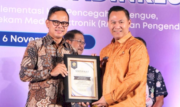 Penjabat (Pj) Bupati Muara Enim, Henky Putrawan saat menerima penghargaan dari Wakil Menteri Dalam Negeri Bima Arya Sugiarto pada acara Lokakarya Nasional Adinkes 2024 di Hotel Sahid Raya, Yogyakarta, Selasa (05/11). (Handout)