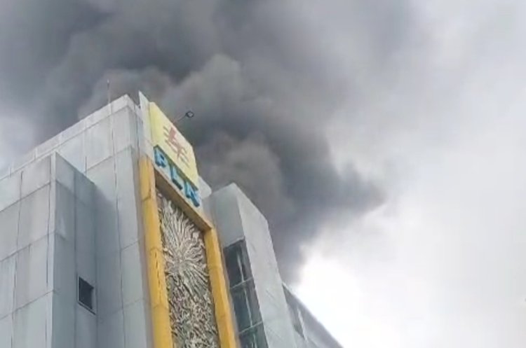 Asap hitam membubung tinggi di atas Gedung PLN UID S2JB/repro