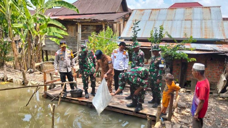  Wadansatgas, Mayor Inf Sugeng Purwadi, didampingi Pj Bupati Empat Lawang, Fauzan Khoiri Denin dan Forkopimda melepas benih ikan Nila. (Salim/RMOLSumsel.id)