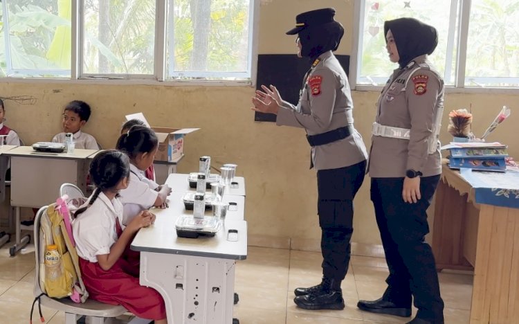 Pelaksanaan makan bergizi gratis yang dilakukan jajaran Polda Sumsel. (ist/rmolsumsel.id)  