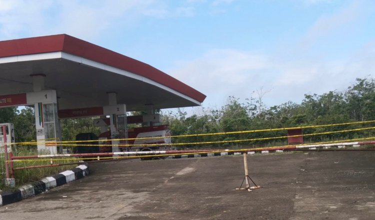 Lokasi Agen Premium dan Minyak Solar di Desa Gunung Menang dipasangi garis polisi. (ist/rmolsumsel.id) 