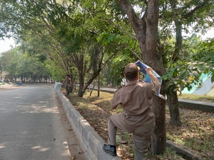 Bawaslu bersama tim gabungan melakukan penertiban APK yang melanggar. (ist/rmolsumsel.id)