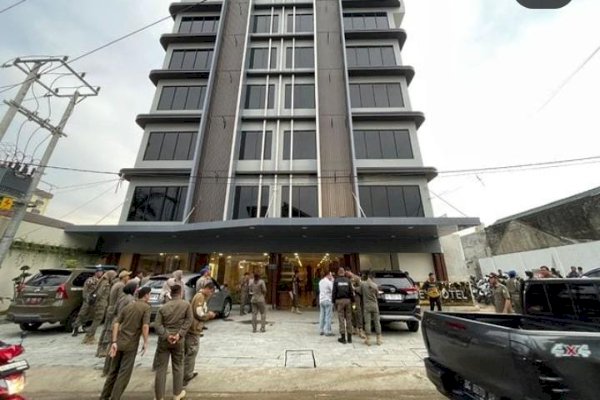 Penyegelan hotel tak berizin di kawasan 20 Ilir, (ist/rmolsumsel.id) 