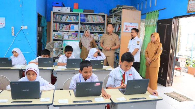 Kadisdik Palembang, Adrianus Amri saat melakukan monitoring di sejumlah sekolah. (ist/rmolsumsel.id) 