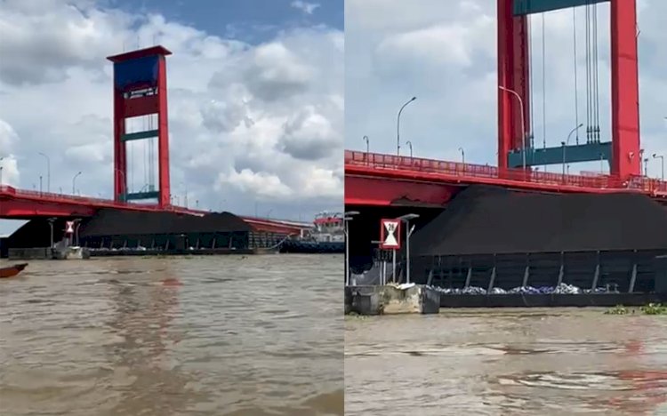 Tangkapan layar tongkang bermuatan batu bara tersangkut saat melintas dibawah jembatan Ampera Palembang. (ist/rmolsumsel.id) 