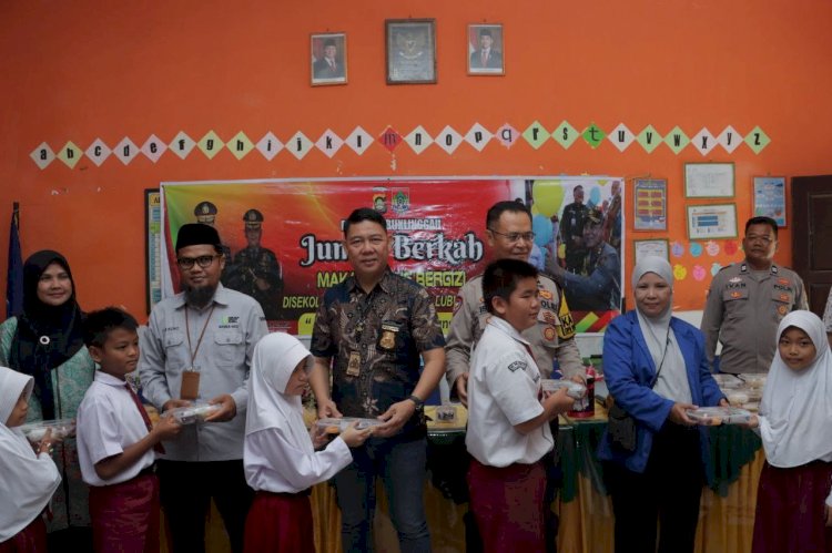 Pembagian makanan sehat dan bergizi gratis kepada siswa sekolah. (ist/rmolsumsel.id) 
