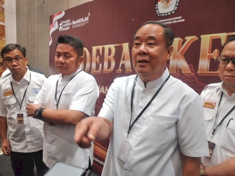 Pasangan calon gubernur dan wakil gubernur Sumatera Selatan nomor urut 1 Herman Deru-Cik Ujang memberikan keterangan pers usai debat kedua, Minggu (10/11). (Dudi Oskandar/RMOLSumsel.id)