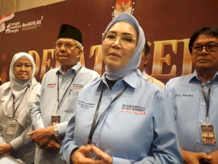 Pasangan Calon Gubernur Sumsel Nomor urut 3 H Mawardi Yahya dan Calon Wakil Gubernur Sumsel Nomor urut 3 Hj RA Anita Noeringhati usai debat kedua Pilgub Sumsel di Hotel Novotel Palembang, Minggu (10/11), (Dudy Oskandar/RMOLSumsel.id)