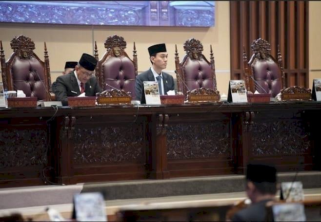 Pimpinan dan anggota DPRD Provinsi Sumatera Selatan (Sumsel) mendengarkan dan dapat menerima jawaban Gubernur atas pandangan umum Fraksi-fraksi pada Rapat Paripurna LC (90) DPRD Sumsel dengan agenda tanggapan dan atau jawaban Gubernur terhadap Pandangan umum Fraksi-fraksi terhadap Rancangan Peraturan Daerah (Raperda) Anggaran Pendapatan dan Belanja Daerah (APBD) Provinsi Sumatera Selatan Tahun Anggaran (TA) 2025, Jumat (6/9) .(DPRD Sumsel/RMOLSumsel.id)