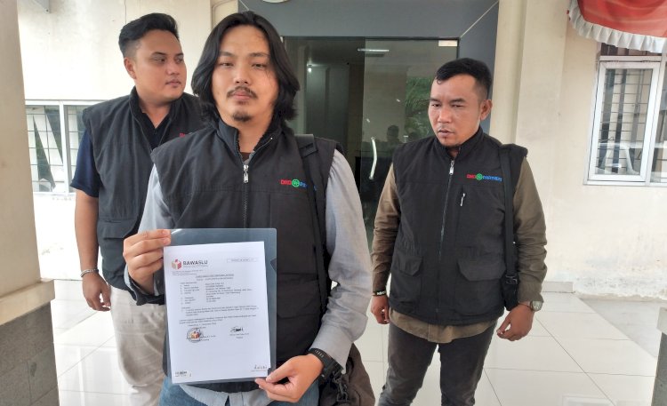 Tim Hukum pasangan Calon Gubernur Sumatera Selatan  (Sumsel) H Herman Deru dan Calon Wakil Gubernur Sumsel Cik Ujang  (HDCU) nomor urut 1  melaporkan seorang oknum Aparatur Sipil Negara (ASN) yang berdinas di Samsat Ogan Ilir/Foto: Dudi Oskandar