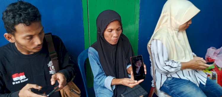 Bibi Elsa menujukkan foto korban semasa hidup. (Handout)