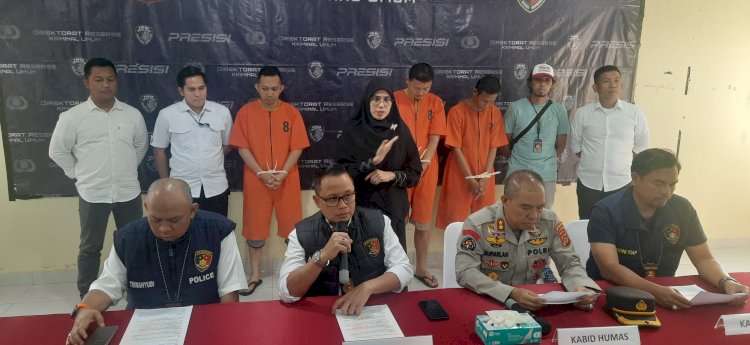 Direktur Reserse Kriminal Umum Polda Sumsel Kombes Pol M Anwar Reksowidjojo saat memimpin rilis ungkap kasus pencurian cek tunai milik nasabah yang dilakukan karyawan bank BUMN di kota Palembang. (Fauzi/RMOLSumsel.id)