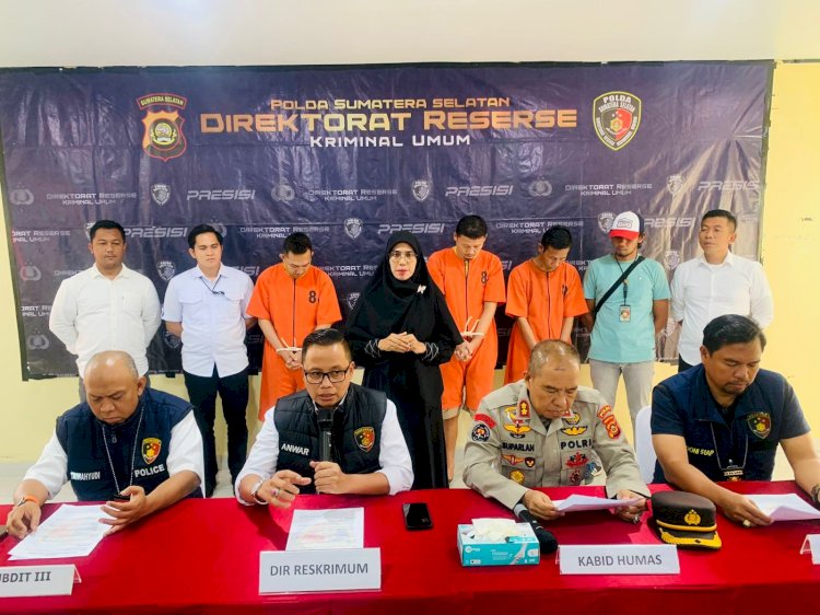 Oknum pegawai bank mandiri pelaku pencurian cek tunai milik nasabah saat dihadirkan dalam pres rilis di Polda Sumsel . (Fauzi/RMOLSumsel.id)