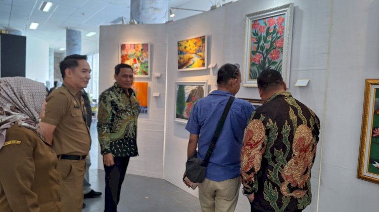 Ketua Komisi V DPRD Sumsel, Alwis Gani saat mengunjungi pameran seni rupa di Jakabaring Palembang. (ist/rmolsumsel.id) 