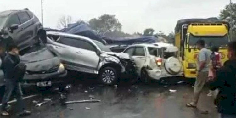 Tangkapan layar kecelakaan beruntun di ruas Tol Cipularang KM 92/Repro