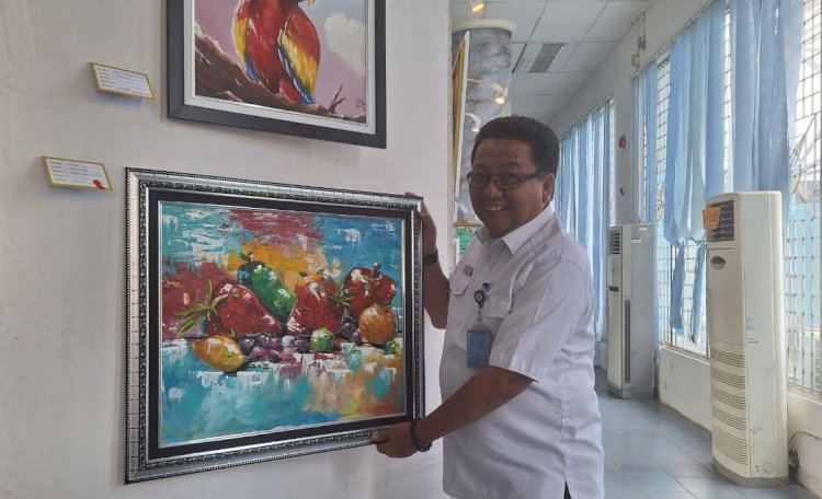 Ketua Pramuka Kwartir Daerah (Kwarda) Sumatera Selatan, H. Riza Fahlevi membeli lukisan karya siswa SLB/Foto: Dudi Oskandar